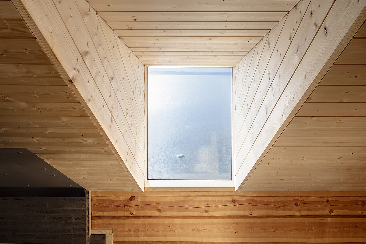 Puinen huone, jossa syvä ikkunan syvennys.