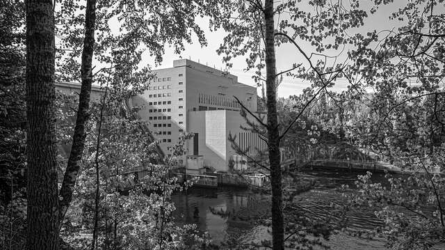 Kuva vaaleasta rakennukesta ja koskesta