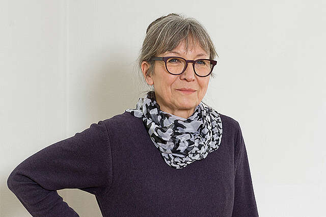 Hymyilevä Gretel Hemgård violettiin paitaan pukeutuneena.