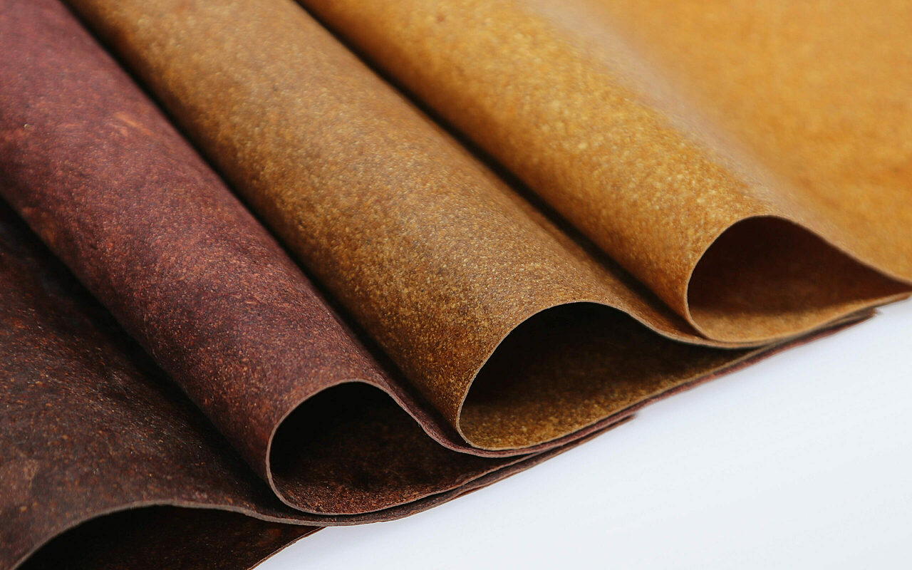 Eri sävyisiä tekstiilejä.