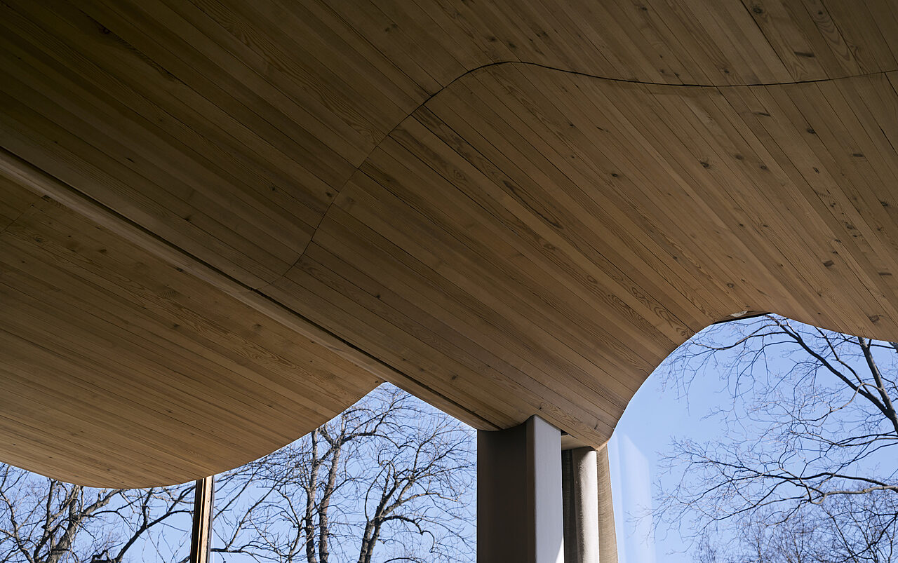 Aallon muotoinen puinen katto.
