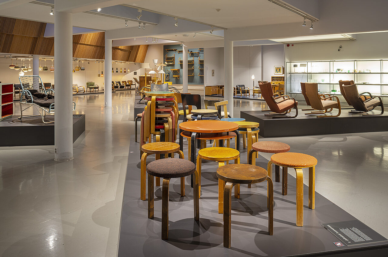 Alvar Aallon muotoilemia tuoleja esillä Alvar Aalto -museossa.