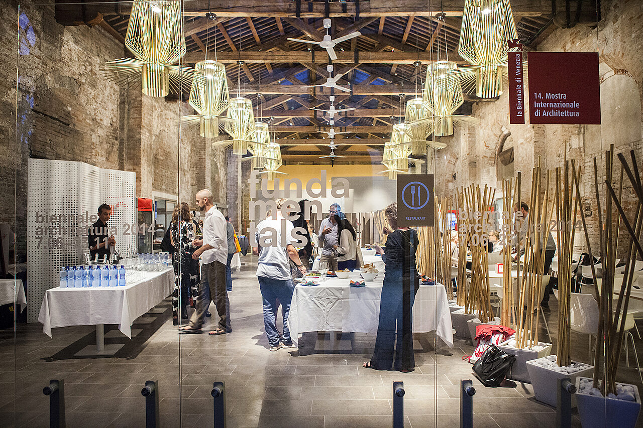 Huone, jossa on ihmisiä ottamassa ruokaa.