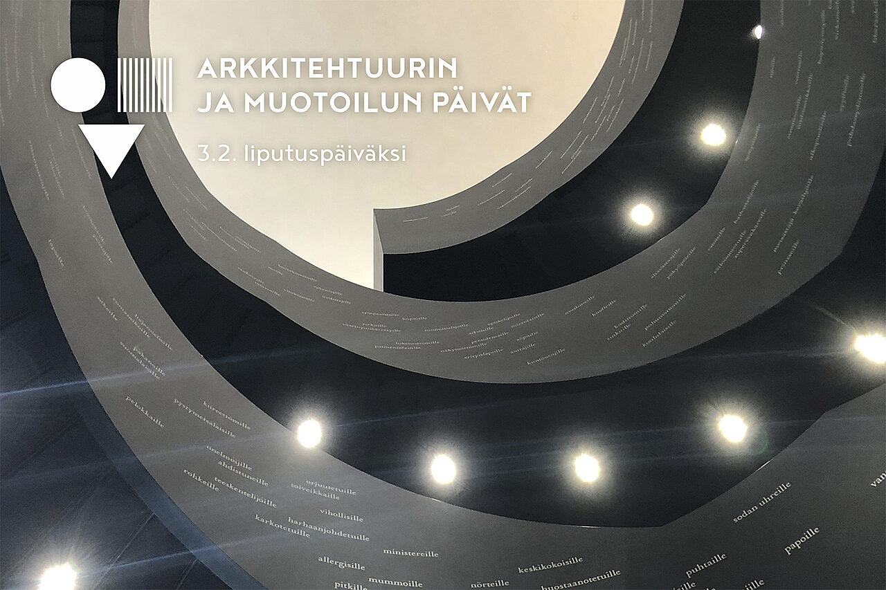 Musta kierreporras alhaalta päin kuvattuna, kaiteissa valkoisia tekstejä