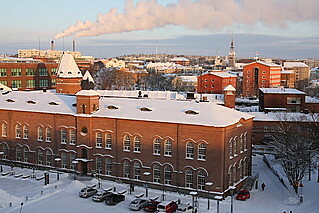 Talvinen ilmakuva Tampereelta, etualalla Frenckellin talo