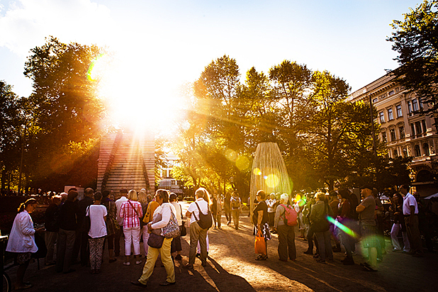 Suuri ryhmä ihmisiä puistossa