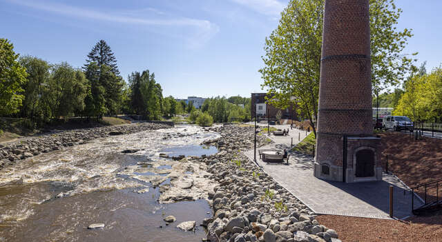 Joki virtaa vanhan piipun vieressä