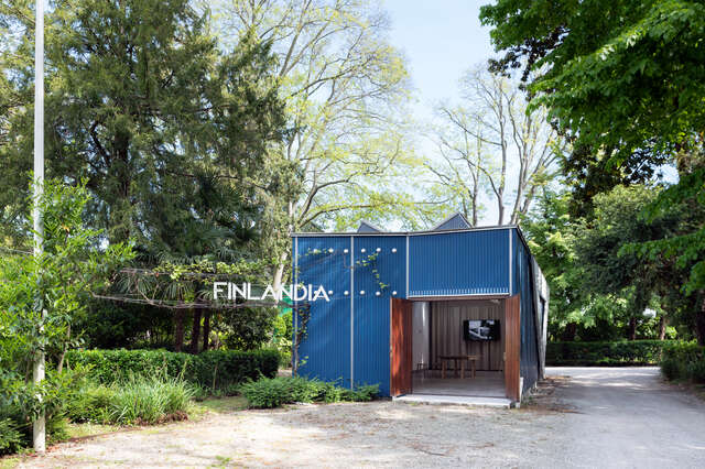 Blue wooden pavilion with text Finlandia in front.