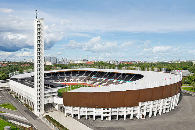 Helsingin olympiastadionin ilmakuva. Valkoinen torni ja stadionin kenttä hallitsevat kuvaa.