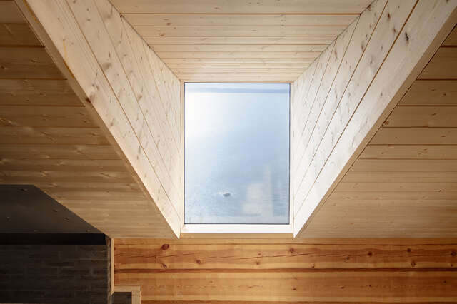 Puinen huone, jossa syvä ikkunan syvennys.