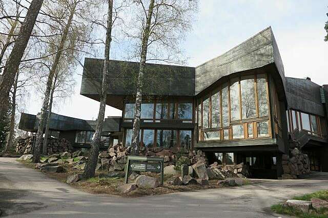 Moderni kulmikas rakennus, jossa paljon ikkunoita