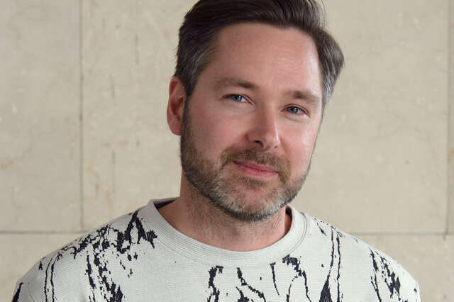 Kasvokuva taideasiantuntija Mika Savelasta.