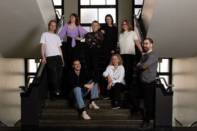 Kuvassa joukko ihmisiä, jotka ovat portaikossa.