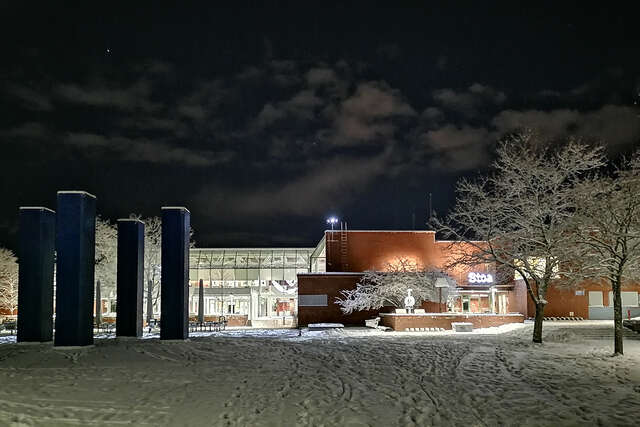 Talvinen iltakuva punatiilisestä rakennuksesta