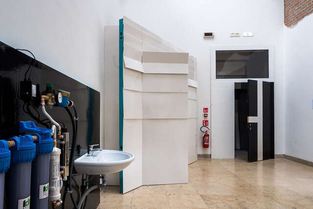 Tila, jossa viemäriputkia ja lavuaari