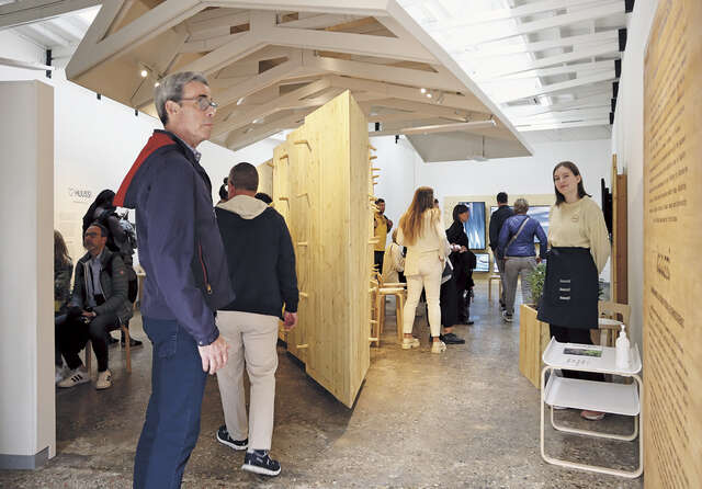 Näyttelytila, jossa paljon ihmisiä.