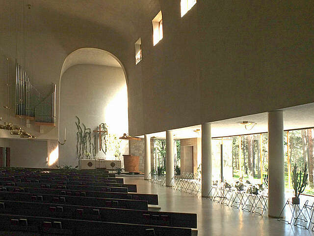 Suuri vaalea kirkko tila.