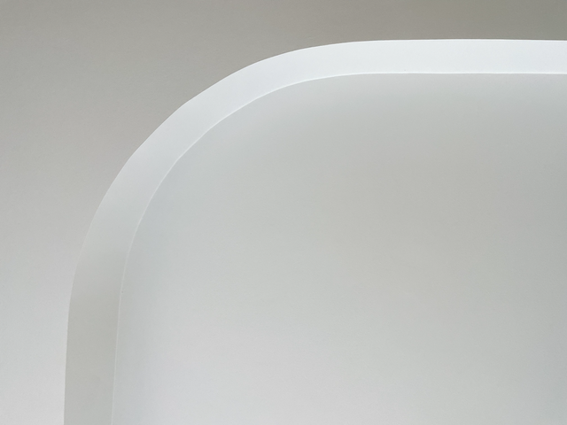 Picture of a white ceiling with a curve