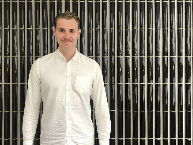 Kuva miehestä, joka katsoo kameraan