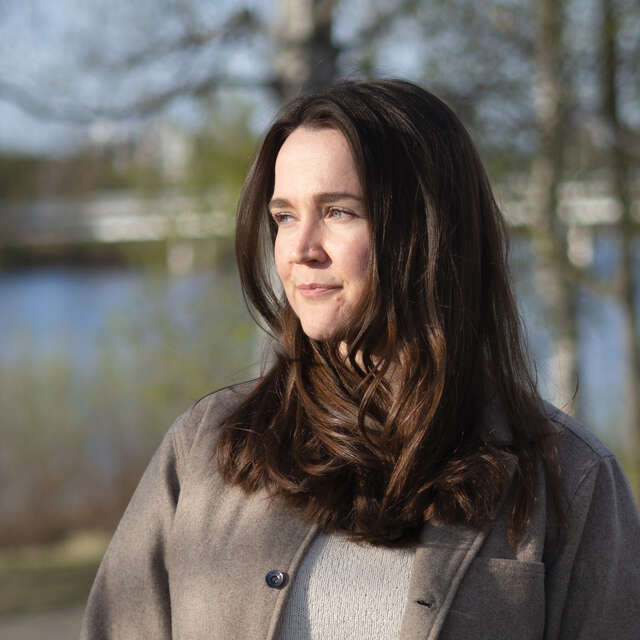 Lähikuva ruskeatukkaisesta naisesta.